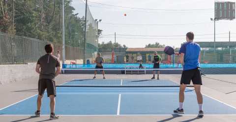 Bari, è sbarcato il pickleball: quel mix tra tennis, badminton e ping pong che ha conquistato gli Usa